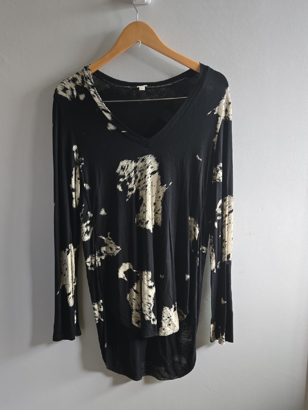 Black and Cream Wilfred Aritzia Lightweight Long Sleeved Top Size Medium